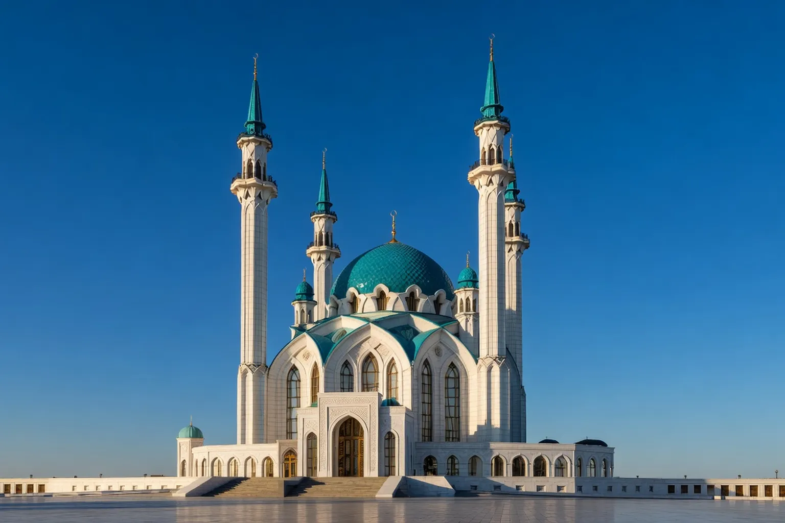 Mosquée de Kazan Kul Sharif aux minarets blancs et dôme turquoise brillant sous un ciel bleu pur