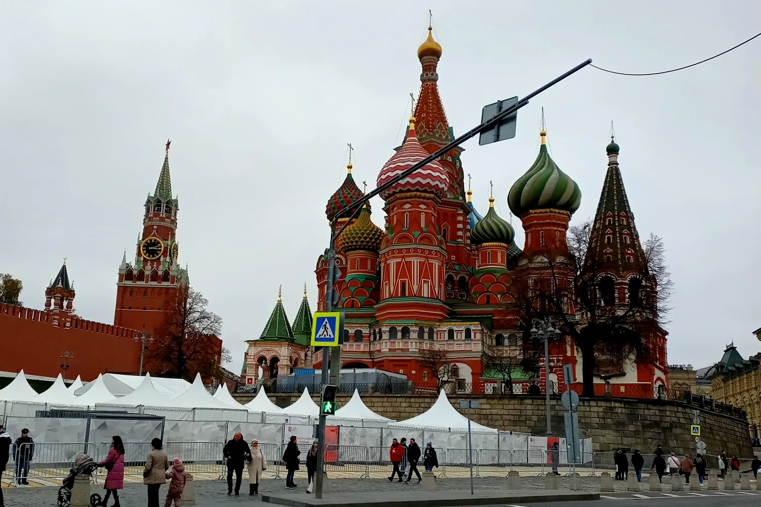 Cathédrale Saint-Basile sur la Place Rouge à Moscou