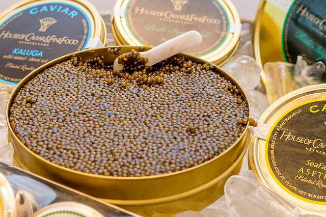 Caviar russe servi sur des blinis avec de la crème