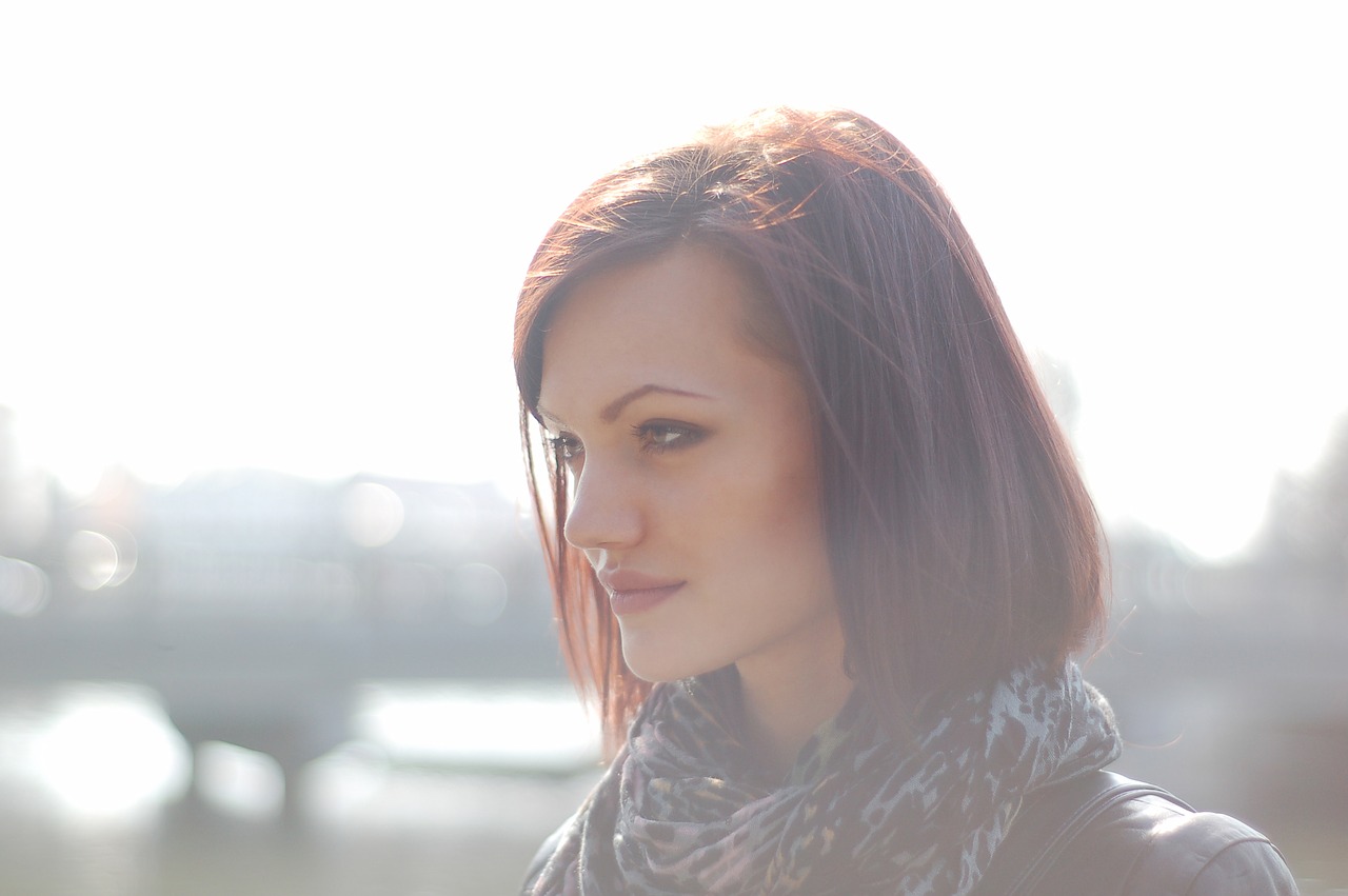 Femme russe en tenue traditionnelle